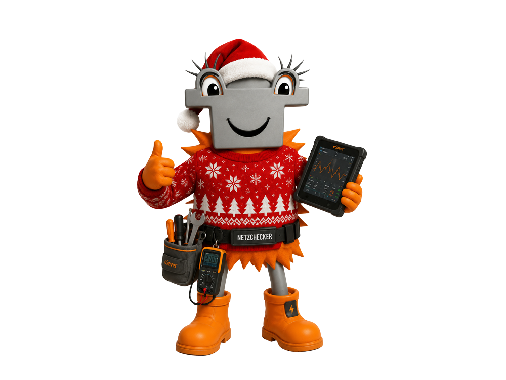 Comic-Maskottchen eSaverli mit grauem, T-förmig geformtem Kopf, großen Augen mit langen Wimpern und roter Weihnachtsmütze mit weißem Bommel. Es trägt einen roten Norweger-Pullover mit weißen Schneeflocken- und Tannenbaum-Mustern über einem orangefarbenen, strahlenförmigen Kragen. Mit der einen orangen Hand zeigt es einen Daumen nach oben, mit der anderen hält es ein robustes Tablet mit der Aufschrift „eSaver" und einer Kurvengrafik. Am schwarzen Gürtel mit der Aufschrift „NETZCHECKER" hängen eine Werkzeugtasche mit Schraubendreher, Zange und Stift sowie ein digitales Multimeter. Dazu trägt die Figur orangefarbene Gummistiefel, einer davon mit Blitzsymbol.